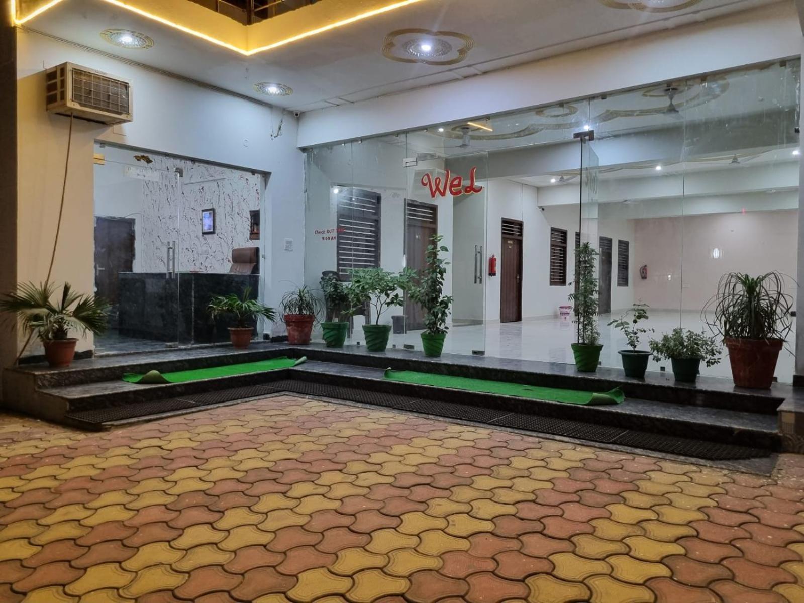 Sarovar Prosperity Hotel